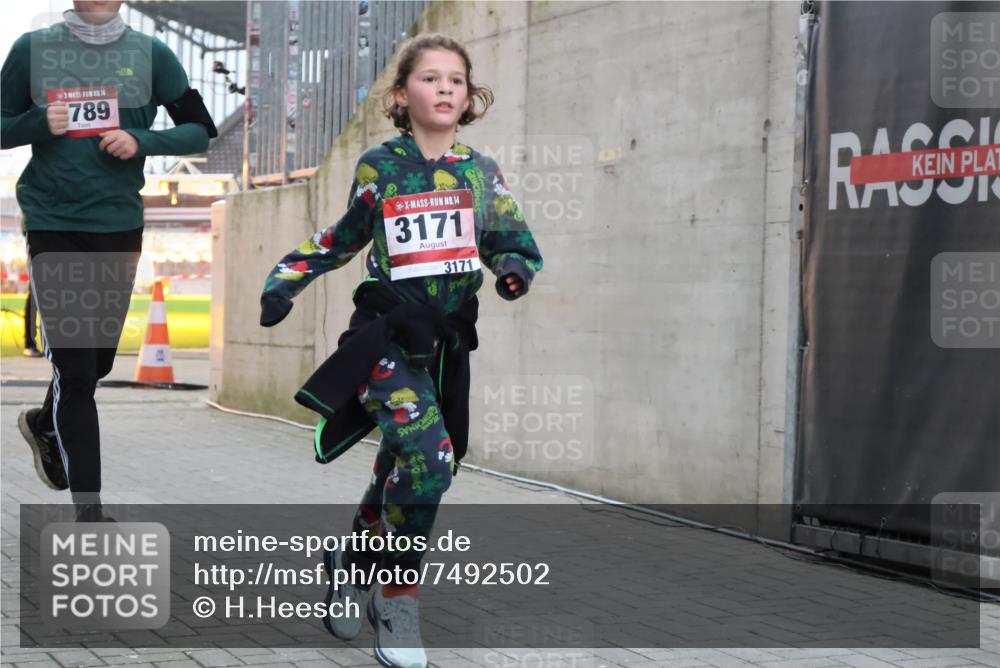 08.12.2024 - St. Pauli X-Mass-Run No. 14 H.Heesch http://msf.ph/oto/7492502 08.12.2024 09:58:20 Ziel 510, 1532, 1789, 3092, 3171, 1789, 2934, 2943, 2944, 3092, 3171 meine-sportfotos.de