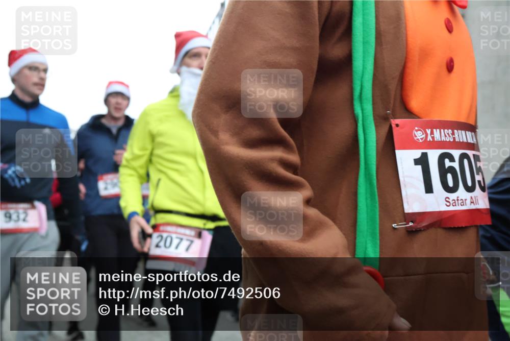 08.12.2024 - St. Pauli X-Mass-Run No. 14 H.Heesch http://msf.ph/oto/7492506 08.12.2024 10:06:07 Ziel 751, 932, 1178, 1605, 1643, 1650, 1957, 2056, 2077, 2080, 2435, 2603, 2864, 2866, 2908, 3114, 3302, 932, 1650, 2077, 2306, 2308, 2344, 2435, 2603, 2908, 3115, 3118, 3184, 3302 meine-sportfotos.de