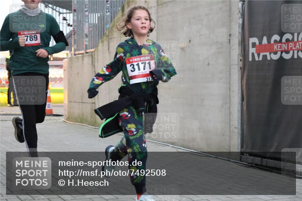 08.12.2024 - St. Pauli X-Mass-Run No. 14 H.Heesch http://msf.ph/oto/7492508 08.12.2024 09:58:20 Ziel 510, 1532, 1789, 3092, 3171, 1789, 2934, 2943, 2944, 3092, 3171 meine-sportfotos.de
