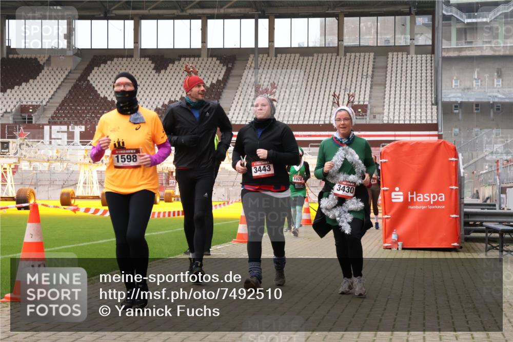 08.12.2024 - St. Pauli X-Mass-Run No. 14 Yannick Fuchs http://msf.ph/oto/7492510 08.12.2024 10:44:50 Ziel 593, 1527, 1598, 3428, 3430, 3443 meine-sportfotos.de
