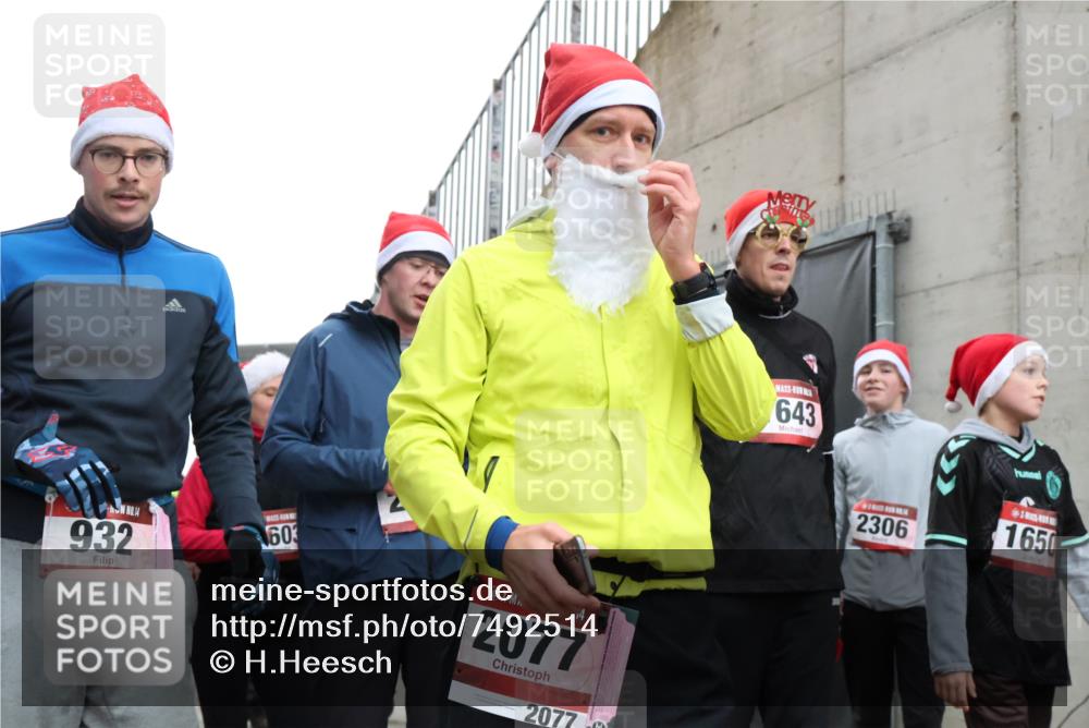 08.12.2024 - St. Pauli X-Mass-Run No. 14 H.Heesch http://msf.ph/oto/7492514 08.12.2024 10:06:07 Ziel 751, 932, 1178, 1605, 1643, 1650, 1957, 2056, 2077, 2080, 2435, 2603, 2864, 2866, 2908, 3114, 3302, 932, 1650, 2077, 2306, 2308, 2344, 2435, 2603, 2908, 3115, 3118, 3184, 3302 meine-sportfotos.de