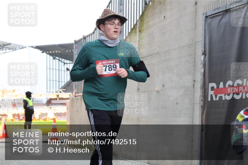 08.12.2024 - St. Pauli X-Mass-Run No. 14 H.Heesch http://msf.ph/oto/7492515 08.12.2024 09:58:21 Ziel 510, 1532, 1789, 3092, 3171, 1789, 2872, 2934, 2943, 2944, 3092, 3171 meine-sportfotos.de