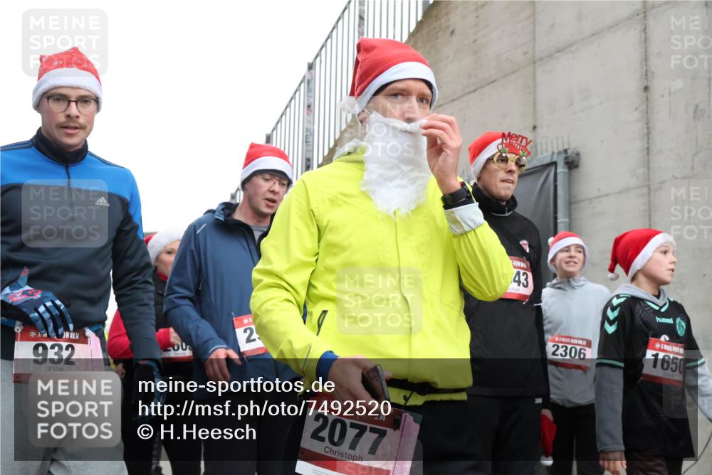 08.12.2024 - St. Pauli X-Mass-Run No. 14 H.Heesch http://msf.ph/oto/7492520 08.12.2024 10:06:07 Ziel 751, 932, 1178, 1605, 1643, 1650, 1957, 2056, 2077, 2080, 2435, 2603, 2864, 2866, 2908, 3114, 3302, 932, 1650, 2077, 2306, 2308, 2344, 2435, 2603, 2908, 3115, 3118, 3184, 3302 meine-sportfotos.de