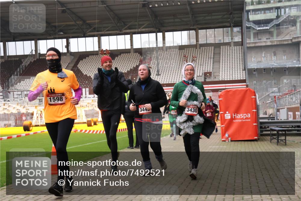 08.12.2024 - St. Pauli X-Mass-Run No. 14 Yannick Fuchs http://msf.ph/oto/7492521 08.12.2024 10:44:51 Ziel 593, 637, 1527, 1598, 3428, 3430, 3443 meine-sportfotos.de