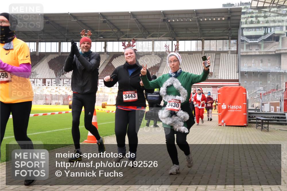 08.12.2024 - St. Pauli X-Mass-Run No. 14 Yannick Fuchs http://msf.ph/oto/7492526 08.12.2024 10:44:52 Ziel 637, 744, 1527, 1598, 3428, 3430, 3443 meine-sportfotos.de