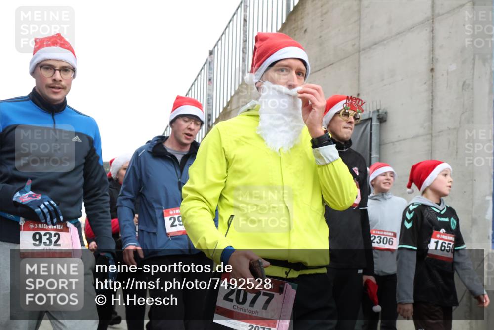 08.12.2024 - St. Pauli X-Mass-Run No. 14 H.Heesch http://msf.ph/oto/7492528 08.12.2024 10:06:07 Ziel 751, 932, 1178, 1605, 1643, 1650, 1957, 2056, 2077, 2080, 2435, 2603, 2864, 2866, 2908, 3114, 3302, 932, 1650, 2077, 2306, 2308, 2344, 2435, 2603, 2908, 3115, 3118, 3184, 3302 meine-sportfotos.de