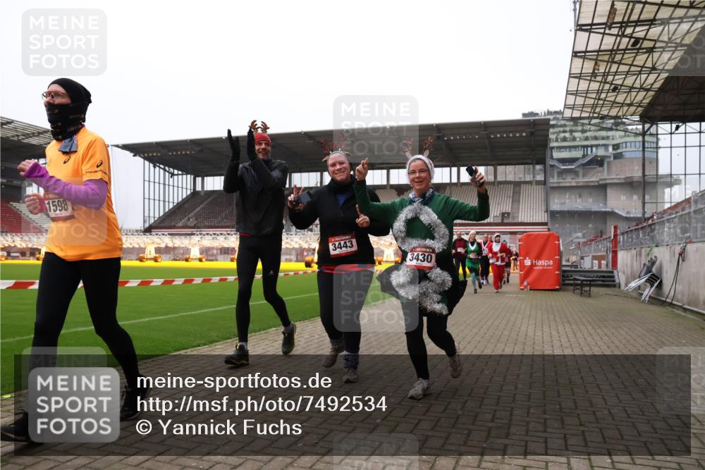 08.12.2024 - St. Pauli X-Mass-Run No. 14 Yannick Fuchs http://msf.ph/oto/7492534 08.12.2024 10:44:53 Ziel 637, 744, 1028, 1527, 1598, 3428, 3430, 3443 meine-sportfotos.de