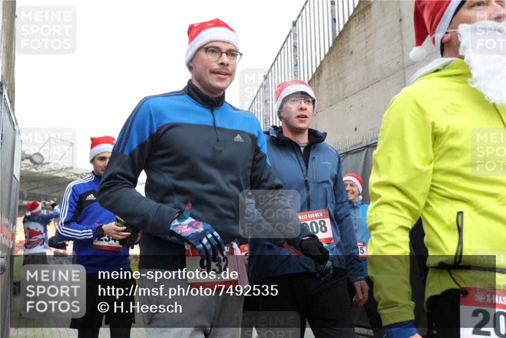 08.12.2024 - St. Pauli X-Mass-Run No. 14 H.Heesch http://msf.ph/oto/7492535 08.12.2024 10:06:08 Ziel 751, 932, 1178, 1605, 1643, 1650, 1957, 2056, 2077, 2080, 2306, 2308, 2344, 2435, 2603, 2864, 2866, 2908, 3114, 3302, 932, 1243, 2077, 2306, 2308, 2344, 2435, 2603, 2908, 3115, 3118, 3184 meine-sportfotos.de
