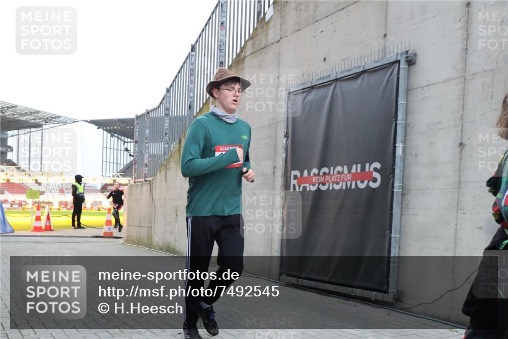 08.12.2024 - St. Pauli X-Mass-Run No. 14 H.Heesch http://msf.ph/oto/7492545 08.12.2024 09:58:21 Ziel 510, 1532, 1789, 3092, 3171, 1789, 2872, 2934, 2943, 2944, 3092, 3171 meine-sportfotos.de