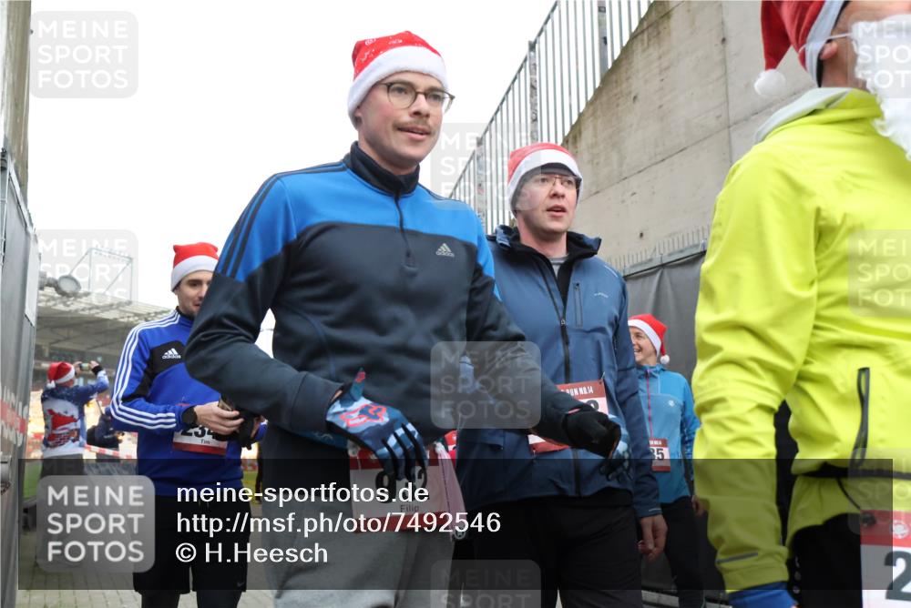 08.12.2024 - St. Pauli X-Mass-Run No. 14 H.Heesch http://msf.ph/oto/7492546 08.12.2024 10:06:08 Ziel 751, 932, 1178, 1605, 1643, 1650, 1957, 2056, 2077, 2080, 2306, 2308, 2344, 2435, 2603, 2864, 2866, 2908, 3114, 3302, 932, 1243, 2077, 2306, 2308, 2344, 2435, 2603, 2908, 3115, 3118, 3184 meine-sportfotos.de