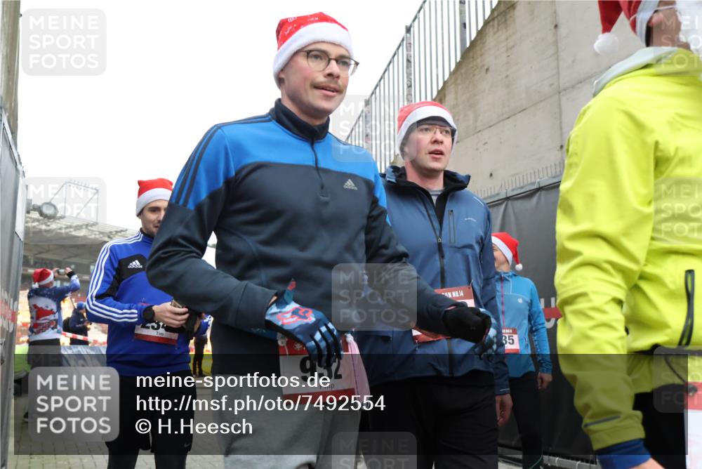 08.12.2024 - St. Pauli X-Mass-Run No. 14 H.Heesch http://msf.ph/oto/7492554 08.12.2024 10:06:08 Ziel 751, 932, 1178, 1605, 1643, 1650, 1957, 2056, 2077, 2080, 2306, 2308, 2344, 2435, 2603, 2864, 2866, 2908, 3114, 3302, 932, 1243, 2077, 2306, 2308, 2344, 2435, 2603, 2908, 3115, 3118, 3184 meine-sportfotos.de