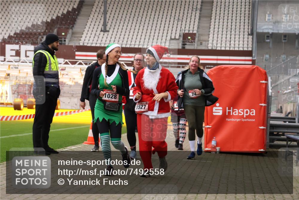 08.12.2024 - St. Pauli X-Mass-Run No. 14 Yannick Fuchs http://msf.ph/oto/7492558 08.12.2024 10:44:55 Ziel 637, 744, 1028, 1527, 1598, 3428, 3430, 3443 meine-sportfotos.de