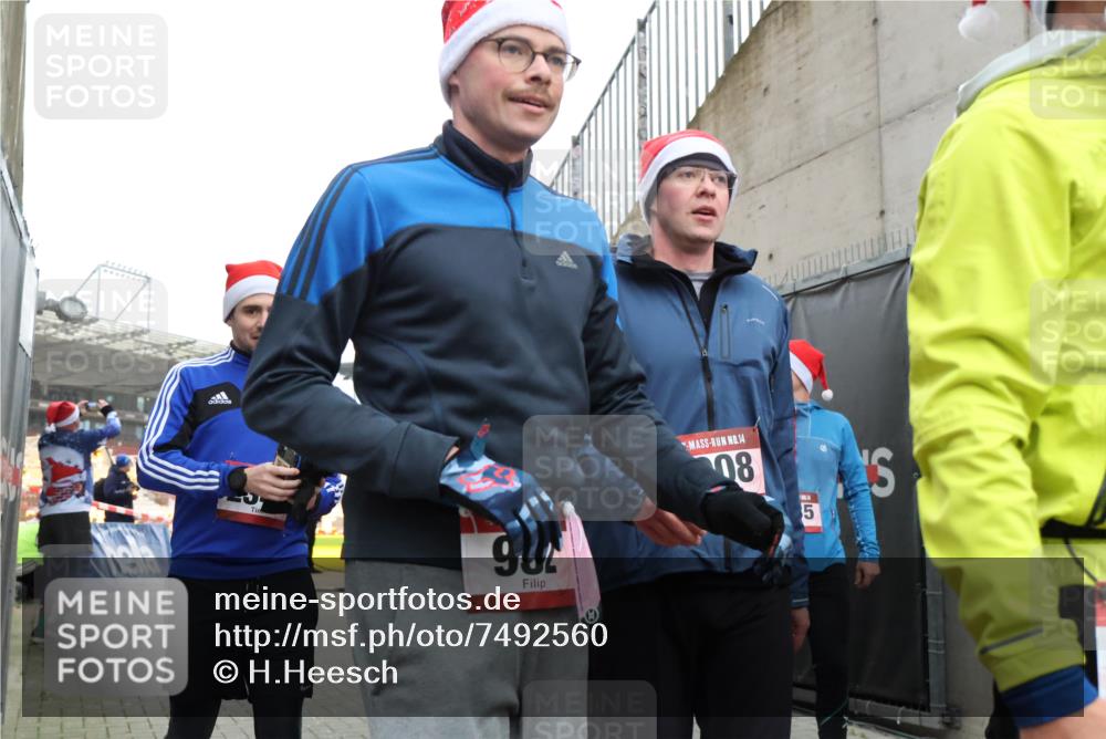 08.12.2024 - St. Pauli X-Mass-Run No. 14 H.Heesch http://msf.ph/oto/7492560 08.12.2024 10:06:08 Ziel 751, 932, 1178, 1605, 1643, 1650, 1957, 2056, 2077, 2080, 2306, 2308, 2344, 2435, 2603, 2864, 2866, 2908, 3114, 3302, 932, 1243, 2077, 2306, 2308, 2344, 2435, 2603, 2908, 3115, 3118, 3184 meine-sportfotos.de