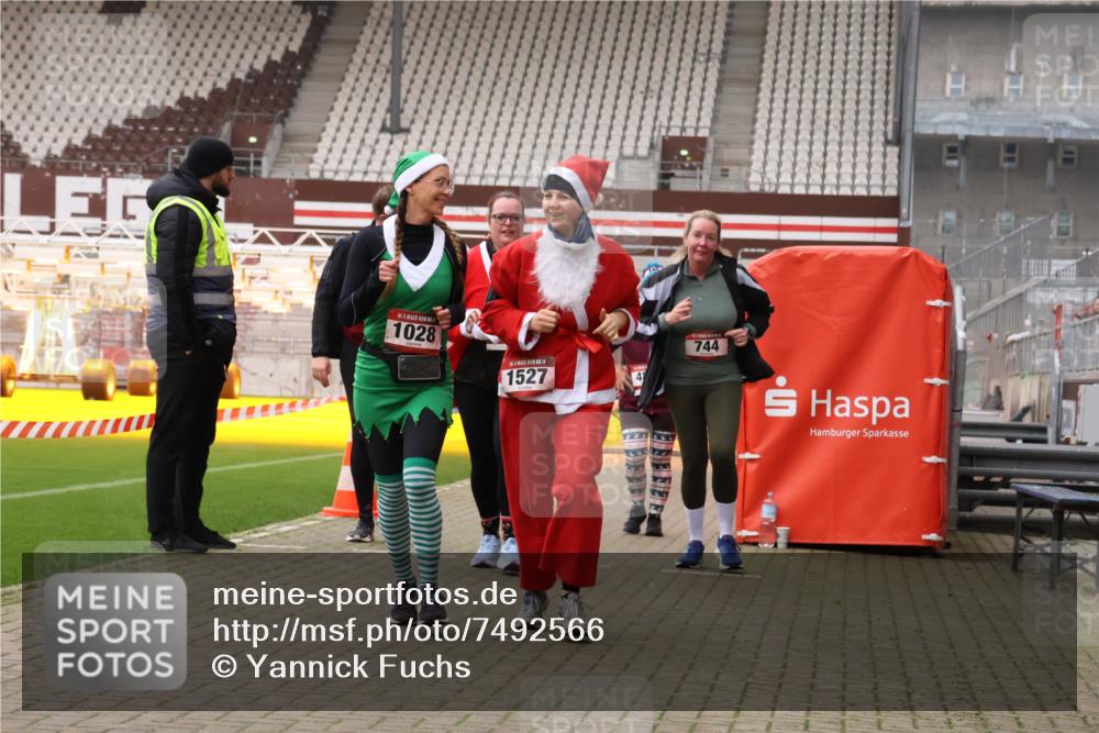 08.12.2024 - St. Pauli X-Mass-Run No. 14 Yannick Fuchs http://msf.ph/oto/7492566 08.12.2024 10:44:55 Ziel 637, 744, 1028, 1527, 1598, 3428, 3430, 3443 meine-sportfotos.de