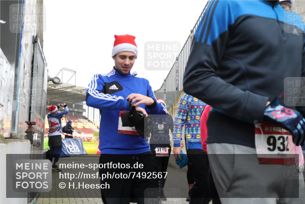 08.12.2024 - St. Pauli X-Mass-Run No. 14 H.Heesch http://msf.ph/oto/7492567 08.12.2024 10:06:09 Ziel 751, 932, 1178, 1605, 1643, 1650, 1957, 2056, 2077, 2306, 2308, 2344, 2435, 2603, 2864, 2866, 2908, 3114, 3302, 1243, 2306, 2308, 2344, 2435, 2908, 3115, 3118, 3184 meine-sportfotos.de