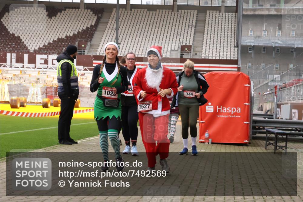 08.12.2024 - St. Pauli X-Mass-Run No. 14 Yannick Fuchs http://msf.ph/oto/7492569 08.12.2024 10:44:56 Ziel 637, 744, 1028, 1527, 1598, 3428, 3430, 3443 meine-sportfotos.de