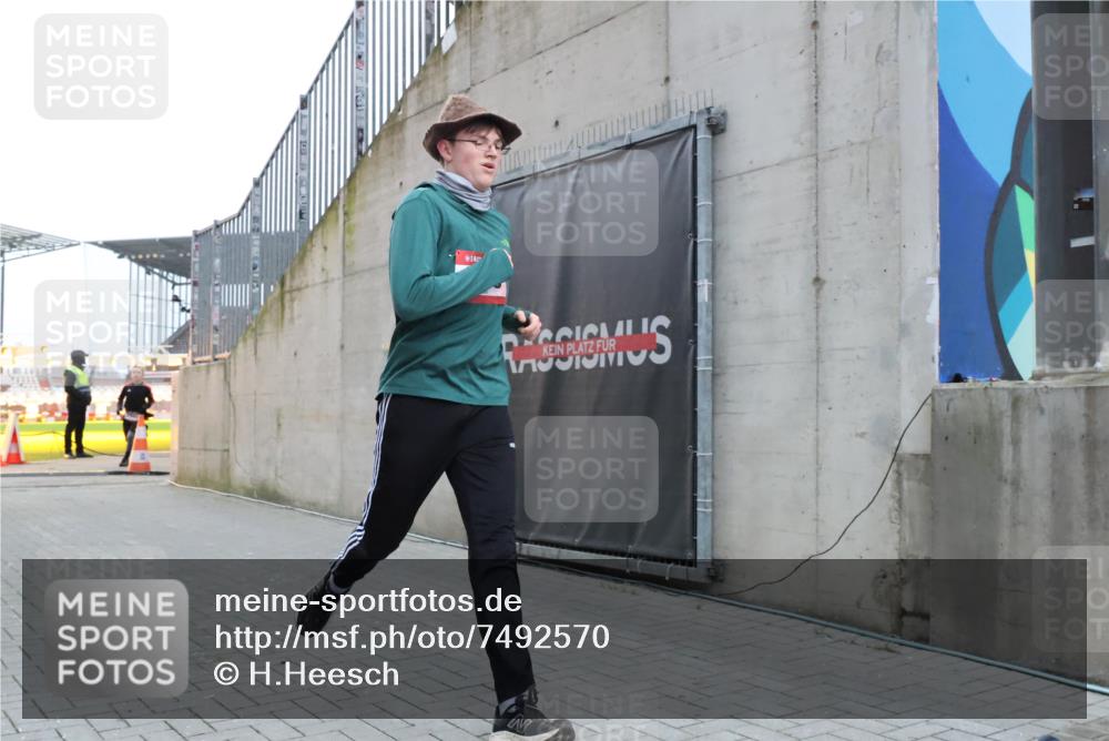 08.12.2024 - St. Pauli X-Mass-Run No. 14 H.Heesch http://msf.ph/oto/7492570 08.12.2024 09:58:22 Ziel 510, 1532, 1789, 3092, 3171, 1789, 2872, 2934, 2943, 2944, 3171 meine-sportfotos.de