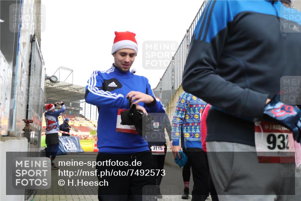 08.12.2024 - St. Pauli X-Mass-Run No. 14 H.Heesch http://msf.ph/oto/7492573 08.12.2024 10:06:09 Ziel 751, 932, 1178, 1605, 1643, 1650, 1957, 2056, 2077, 2306, 2308, 2344, 2435, 2603, 2864, 2866, 2908, 3114, 3302, 1243, 2306, 2308, 2344, 2435, 2908, 3115, 3118, 3184 meine-sportfotos.de