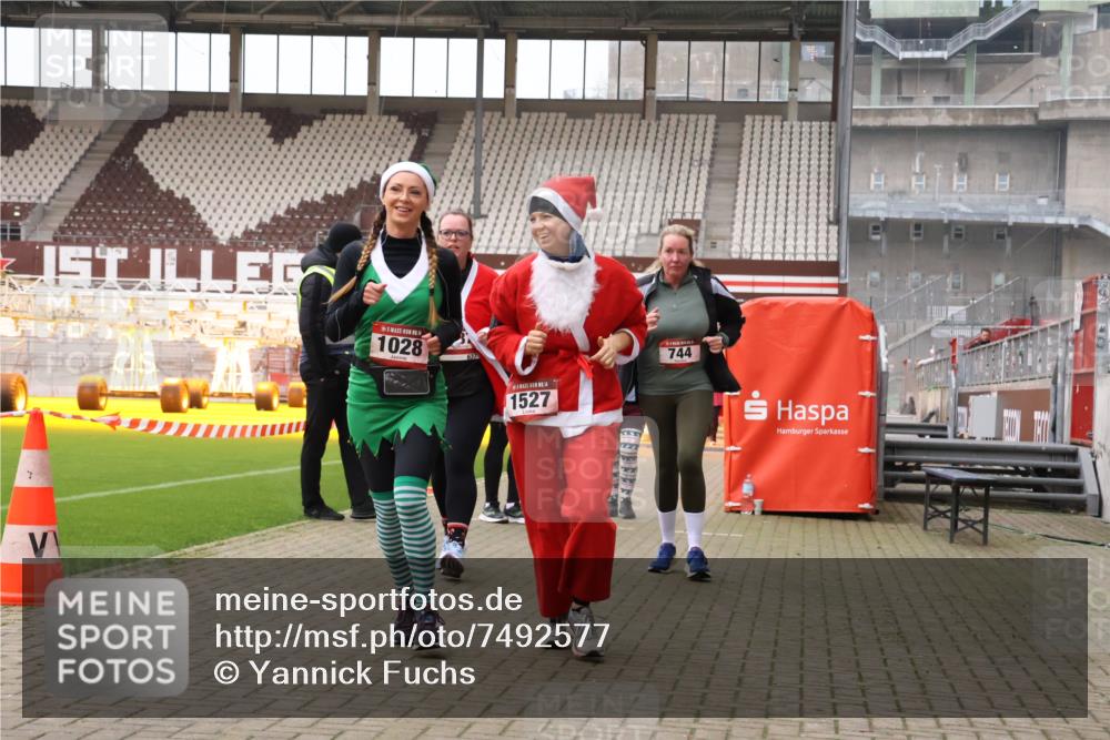 08.12.2024 - St. Pauli X-Mass-Run No. 14 Yannick Fuchs http://msf.ph/oto/7492577 08.12.2024 10:44:57 Ziel 637, 744, 1028, 1527, 1598, 3428, 3430, 3443 meine-sportfotos.de