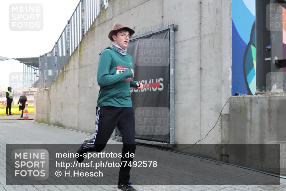 08.12.2024 - St. Pauli X-Mass-Run No. 14 H.Heesch http://msf.ph/oto/7492578 08.12.2024 09:58:22 Ziel 510, 1532, 1789, 3092, 3171, 1789, 2872, 2934, 2943, 2944, 3171 meine-sportfotos.de