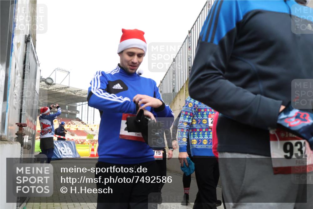 08.12.2024 - St. Pauli X-Mass-Run No. 14 H.Heesch http://msf.ph/oto/7492586 08.12.2024 10:06:09 Ziel 751, 932, 1178, 1605, 1643, 1650, 1957, 2056, 2077, 2306, 2308, 2344, 2435, 2603, 2864, 2866, 2908, 3114, 3302, 1243, 2306, 2308, 2344, 2435, 2908, 3115, 3118, 3184 meine-sportfotos.de