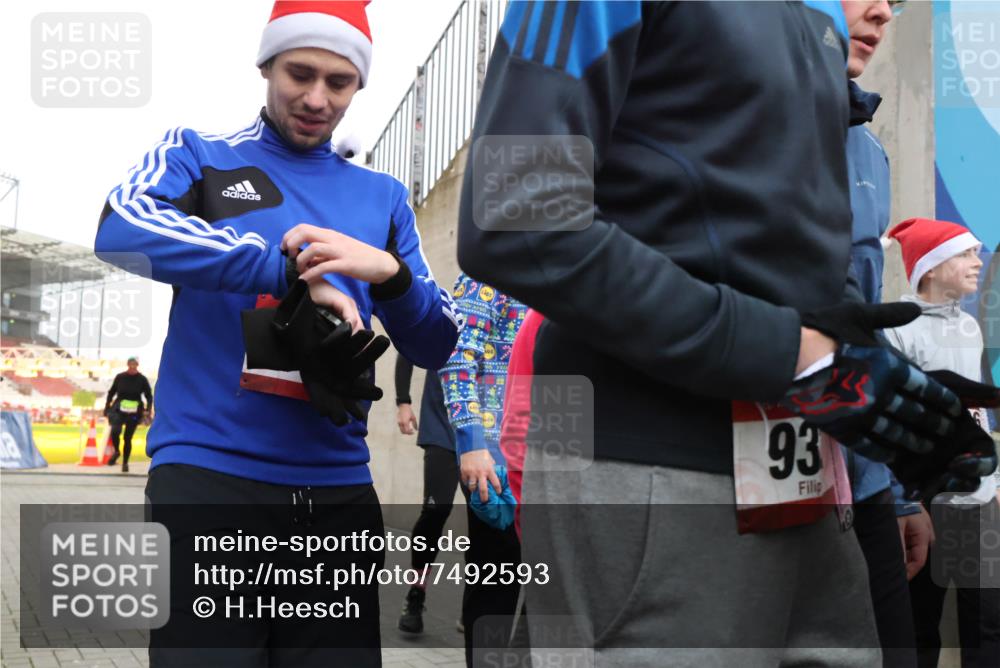 08.12.2024 - St. Pauli X-Mass-Run No. 14 H.Heesch http://msf.ph/oto/7492593 08.12.2024 10:06:10 Ziel 751, 932, 1178, 1605, 1643, 1650, 1957, 2077, 2306, 2308, 2344, 2435, 2603, 2864, 2866, 2908, 3114, 3302, 1243, 2306, 2308, 2344, 2474, 3115, 3118, 3184 meine-sportfotos.de