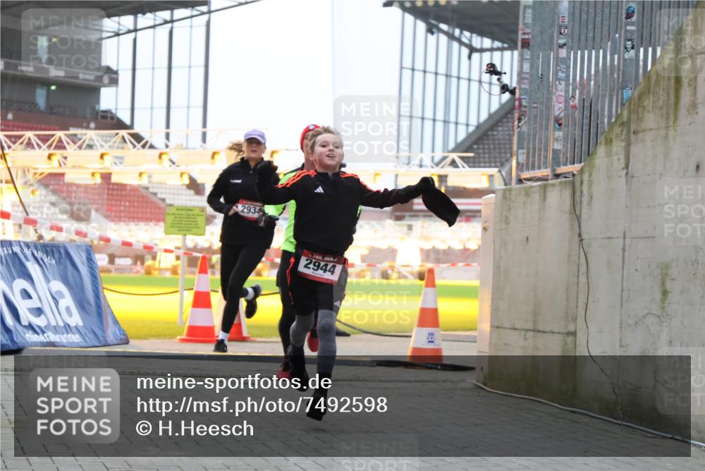 08.12.2024 - St. Pauli X-Mass-Run No. 14 H.Heesch http://msf.ph/oto/7492598 08.12.2024 09:58:24 Ziel 510, 1532, 1789, 3092, 3171, 1396, 1397, 2872, 2934, 2943, 2944 meine-sportfotos.de
