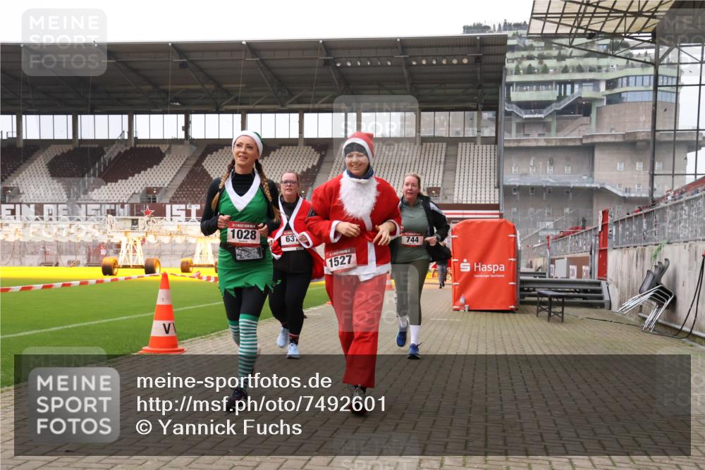 08.12.2024 - St. Pauli X-Mass-Run No. 14 Yannick Fuchs http://msf.ph/oto/7492601 08.12.2024 10:44:58 Ziel 637, 744, 1028, 1527, 1598, 3428, 3430, 3443 meine-sportfotos.de
