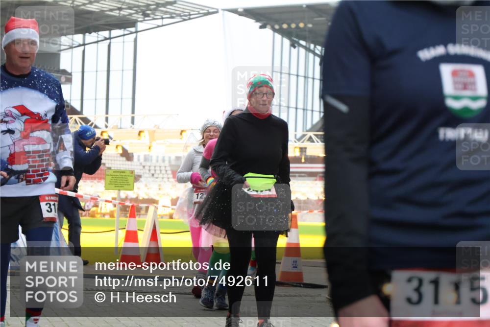 08.12.2024 - St. Pauli X-Mass-Run No. 14 H.Heesch http://msf.ph/oto/7492611 08.12.2024 10:06:12 Ziel 751, 932, 1178, 1605, 1643, 1650, 1957, 2077, 2306, 2308, 2344, 2435, 2603, 2864, 2908, 3114, 3118, 3302, 175, 1243, 2474, 3115, 3118, 3184 meine-sportfotos.de