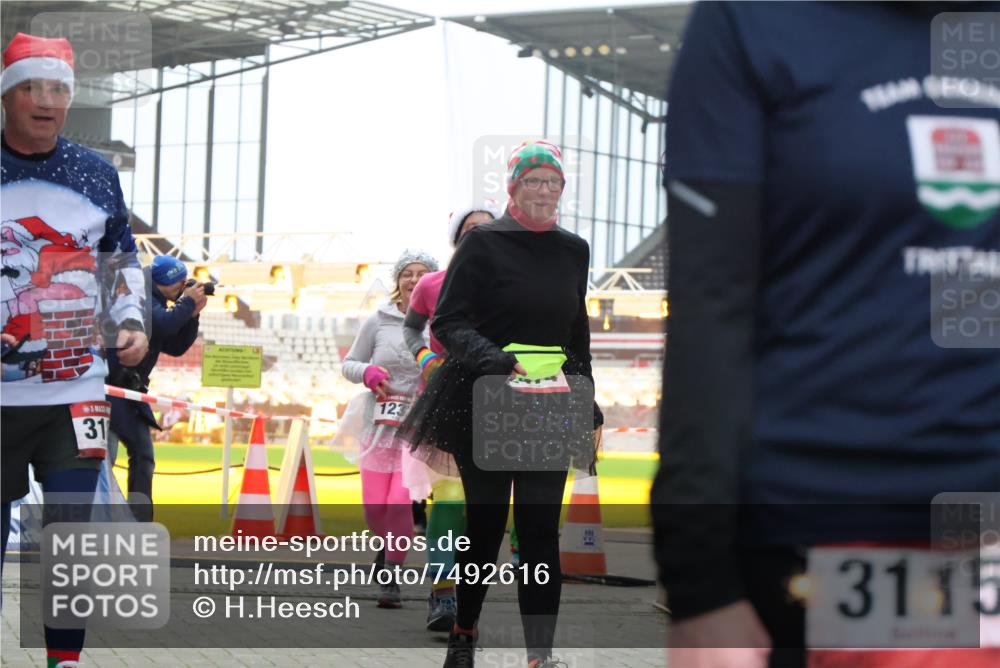 08.12.2024 - St. Pauli X-Mass-Run No. 14 H.Heesch http://msf.ph/oto/7492616 08.12.2024 10:06:12 Ziel 751, 932, 1178, 1605, 1643, 1650, 1957, 2077, 2306, 2308, 2344, 2435, 2603, 2864, 2908, 3114, 3118, 3302, 175, 1243, 2474, 3115, 3118, 3184 meine-sportfotos.de