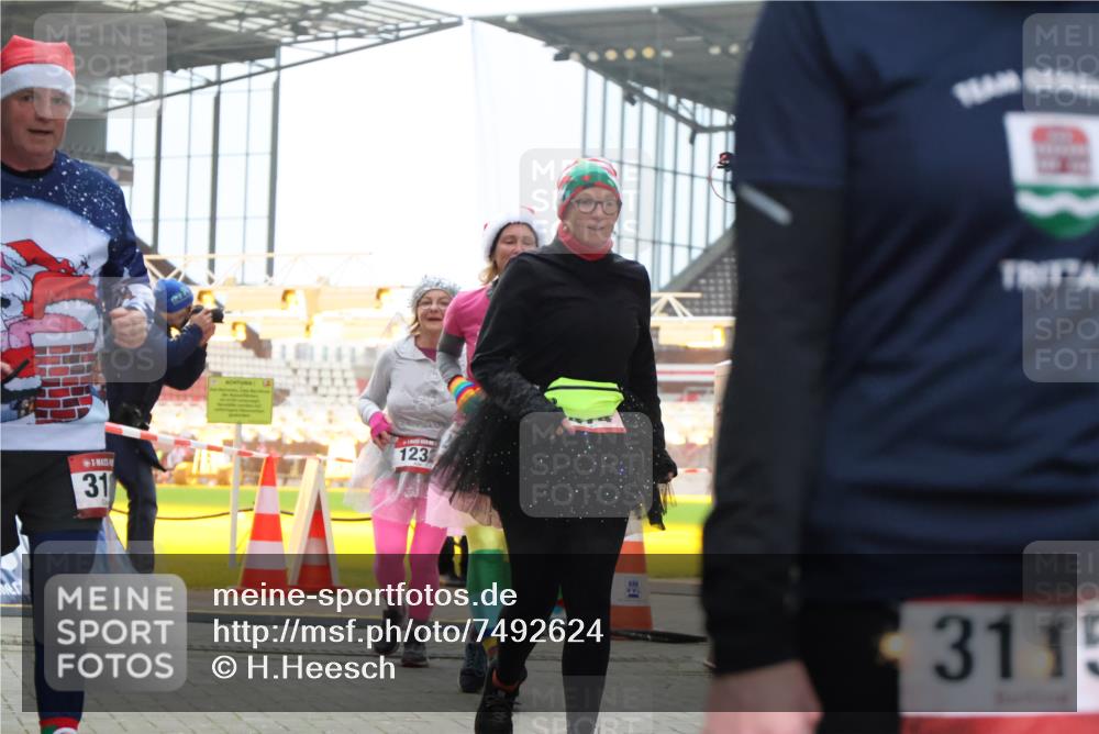 08.12.2024 - St. Pauli X-Mass-Run No. 14 H.Heesch http://msf.ph/oto/7492624 08.12.2024 10:06:13 Ziel 751, 932, 1178, 1605, 1643, 1650, 1957, 2077, 2306, 2308, 2344, 2435, 2603, 2864, 2908, 3114, 3115, 3118, 3302, 175, 1243, 2474, 3115, 3118, 3184 meine-sportfotos.de