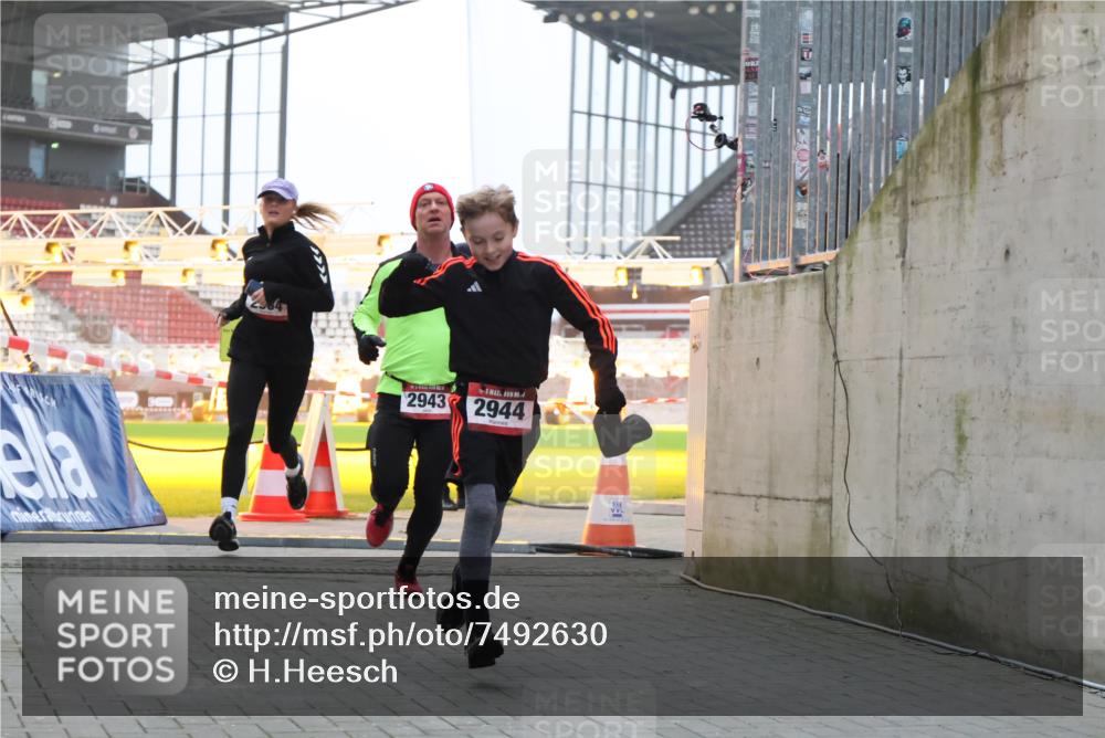 08.12.2024 - St. Pauli X-Mass-Run No. 14 H.Heesch http://msf.ph/oto/7492630 08.12.2024 09:58:24 Ziel 510, 1532, 1789, 3092, 3171, 1396, 1397, 2872, 2934, 2943, 2944 meine-sportfotos.de