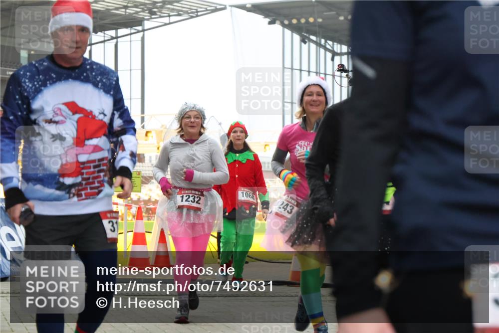 08.12.2024 - St. Pauli X-Mass-Run No. 14 H.Heesch http://msf.ph/oto/7492631 08.12.2024 10:06:13 Ziel 751, 932, 1178, 1605, 1643, 1650, 1957, 2077, 2306, 2308, 2344, 2435, 2603, 2864, 2908, 3114, 3115, 3118, 3302, 175, 1243, 2474, 3115, 3118, 3184 meine-sportfotos.de