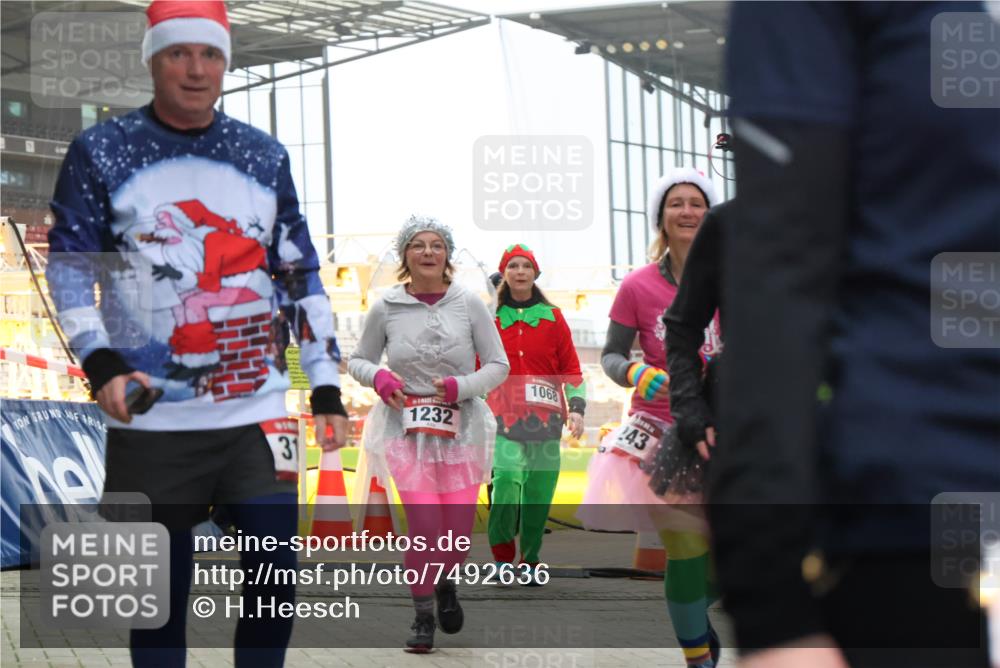 08.12.2024 - St. Pauli X-Mass-Run No. 14 H.Heesch http://msf.ph/oto/7492636 08.12.2024 10:06:13 Ziel 751, 932, 1178, 1605, 1643, 1650, 1957, 2077, 2306, 2308, 2344, 2435, 2603, 2864, 2908, 3114, 3115, 3118, 3302, 175, 1243, 2474, 3115, 3118, 3184 meine-sportfotos.de
