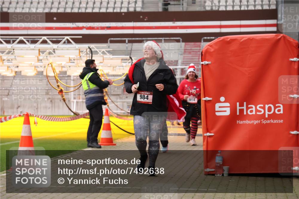 08.12.2024 - St. Pauli X-Mass-Run No. 14 Yannick Fuchs http://msf.ph/oto/7492638 08.12.2024 10:45:04 Ziel 637, 744, 984, 1028, 1217, 1527, 1598, 3428, 3430, 3443 meine-sportfotos.de