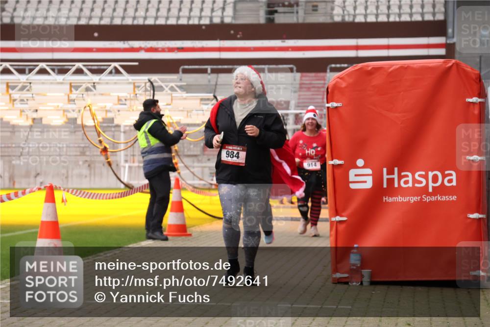 08.12.2024 - St. Pauli X-Mass-Run No. 14 Yannick Fuchs http://msf.ph/oto/7492641 08.12.2024 10:45:05 Ziel 637, 744, 984, 1028, 1217, 1527, 1598, 3428, 3430, 3443 meine-sportfotos.de