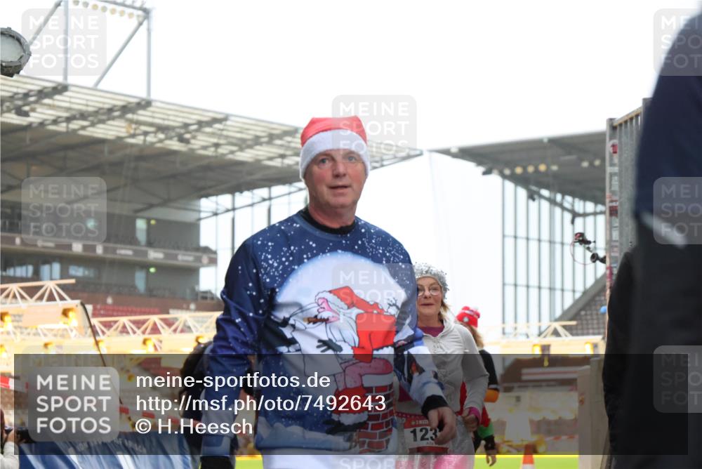 08.12.2024 - St. Pauli X-Mass-Run No. 14 H.Heesch http://msf.ph/oto/7492643 08.12.2024 10:06:14 Ziel 751, 932, 1178, 1605, 1643, 1650, 2077, 2306, 2308, 2344, 2435, 2603, 2864, 2908, 3114, 3115, 3118, 3302, 175, 1068, 1243, 2474, 3115, 3184 meine-sportfotos.de