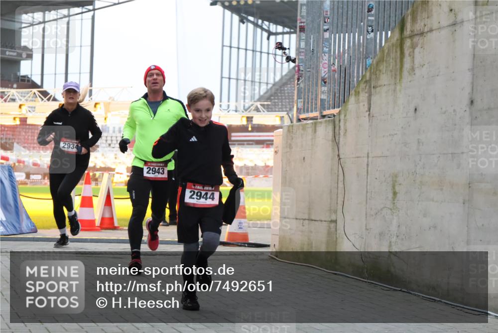 08.12.2024 - St. Pauli X-Mass-Run No. 14 H.Heesch http://msf.ph/oto/7492651 08.12.2024 09:58:24 Ziel 510, 1532, 1789, 3092, 3171, 1396, 1397, 2872, 2934, 2943, 2944 meine-sportfotos.de