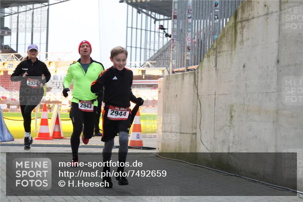 08.12.2024 - St. Pauli X-Mass-Run No. 14 H.Heesch http://msf.ph/oto/7492659 08.12.2024 09:58:24 Ziel 510, 1532, 1789, 3092, 3171, 1396, 1397, 2872, 2934, 2943, 2944 meine-sportfotos.de