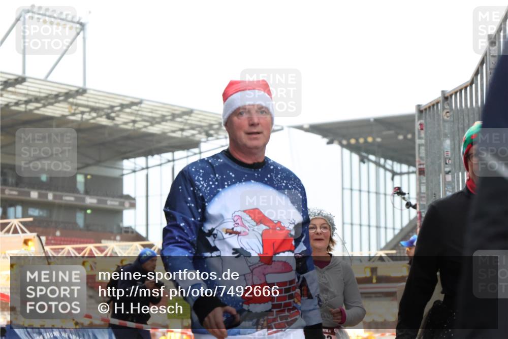 08.12.2024 - St. Pauli X-Mass-Run No. 14 H.Heesch http://msf.ph/oto/7492666 08.12.2024 10:06:15 Ziel 751, 932, 1178, 1605, 1643, 1650, 2077, 2306, 2308, 2344, 2435, 2603, 2864, 2908, 3114, 3115, 3118, 3184, 3302, 175, 1068, 1243, 2474, 3115, 3184 meine-sportfotos.de
