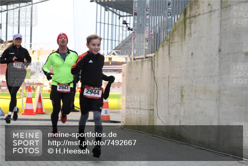08.12.2024 - St. Pauli X-Mass-Run No. 14 H.Heesch http://msf.ph/oto/7492667 08.12.2024 09:58:24 Ziel 510, 1532, 1789, 3092, 3171, 1396, 1397, 2872, 2934, 2943, 2944 meine-sportfotos.de