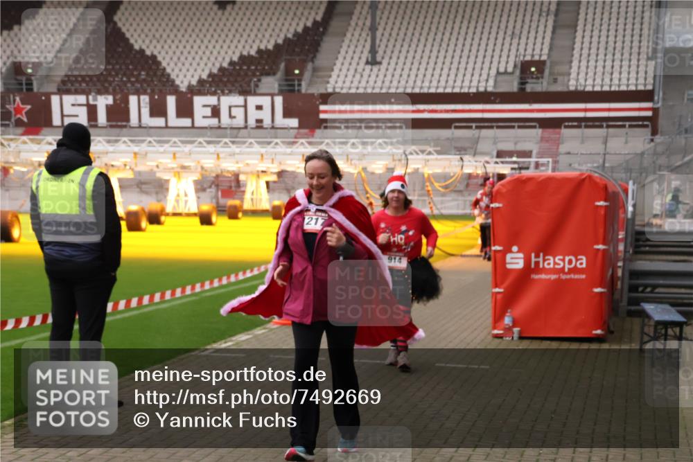 08.12.2024 - St. Pauli X-Mass-Run No. 14 Yannick Fuchs http://msf.ph/oto/7492669 08.12.2024 10:45:12 Ziel 489, 501, 637, 744, 914, 984, 1028, 1217, 1527 meine-sportfotos.de