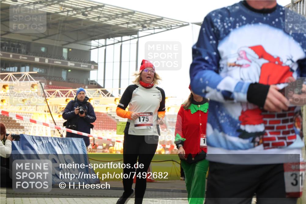 08.12.2024 - St. Pauli X-Mass-Run No. 14 H.Heesch http://msf.ph/oto/7492682 08.12.2024 10:06:16 Ziel 751, 932, 1178, 1243, 1605, 1643, 1650, 2077, 2306, 2308, 2344, 2435, 2603, 2908, 3114, 3115, 3118, 3184, 3302, 175, 1068, 1243, 2474, 3184 meine-sportfotos.de
