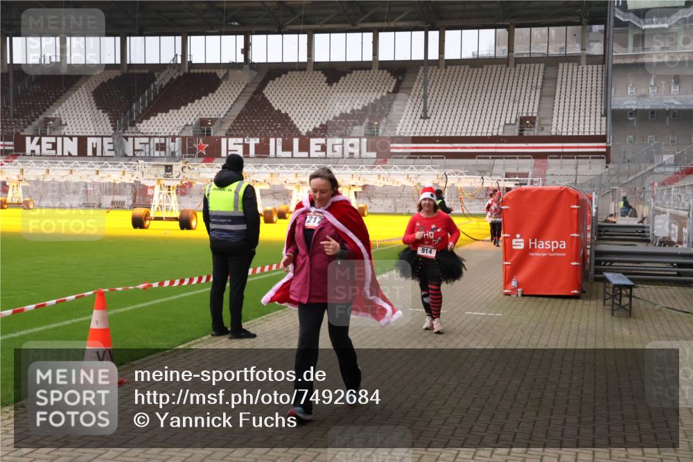 08.12.2024 - St. Pauli X-Mass-Run No. 14 Yannick Fuchs http://msf.ph/oto/7492684 08.12.2024 10:45:12 Ziel 489, 501, 637, 744, 914, 984, 1028, 1217, 1527 meine-sportfotos.de