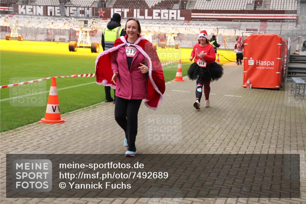 08.12.2024 - St. Pauli X-Mass-Run No. 14 Yannick Fuchs http://msf.ph/oto/7492689 08.12.2024 10:45:13 Ziel 489, 501, 637, 744, 914, 984, 1028, 1217, 1527 meine-sportfotos.de