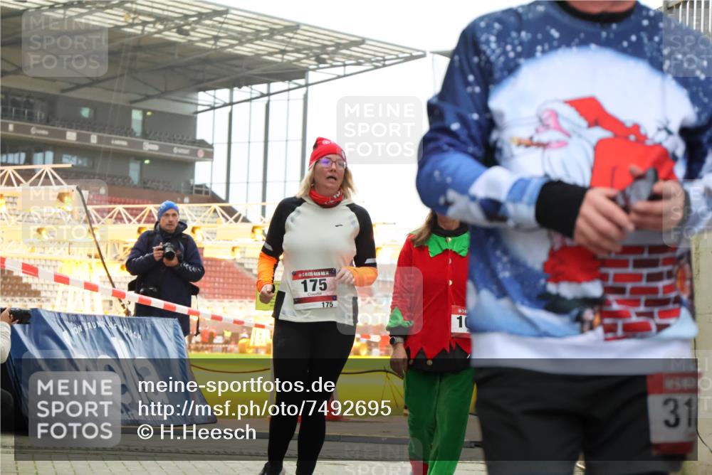 08.12.2024 - St. Pauli X-Mass-Run No. 14 H.Heesch http://msf.ph/oto/7492695 08.12.2024 10:06:17 Ziel 751, 932, 1178, 1243, 1605, 1643, 1650, 2077, 2306, 2308, 2344, 2435, 2603, 2908, 3114, 3115, 3118, 3184, 3302, 65, 175, 1068, 1243, 2474, 3006, 3184 meine-sportfotos.de