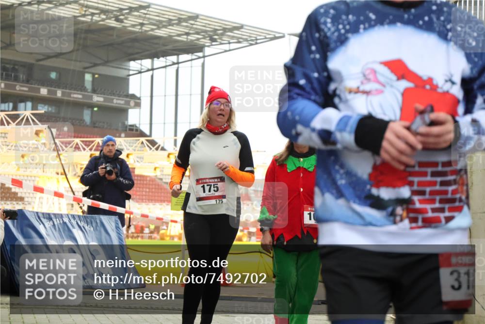 08.12.2024 - St. Pauli X-Mass-Run No. 14 H.Heesch http://msf.ph/oto/7492702 08.12.2024 10:06:17 Ziel 751, 932, 1178, 1243, 1605, 1643, 1650, 2077, 2306, 2308, 2344, 2435, 2603, 2908, 3114, 3115, 3118, 3184, 3302, 65, 175, 1068, 1243, 2474, 3006, 3184 meine-sportfotos.de
