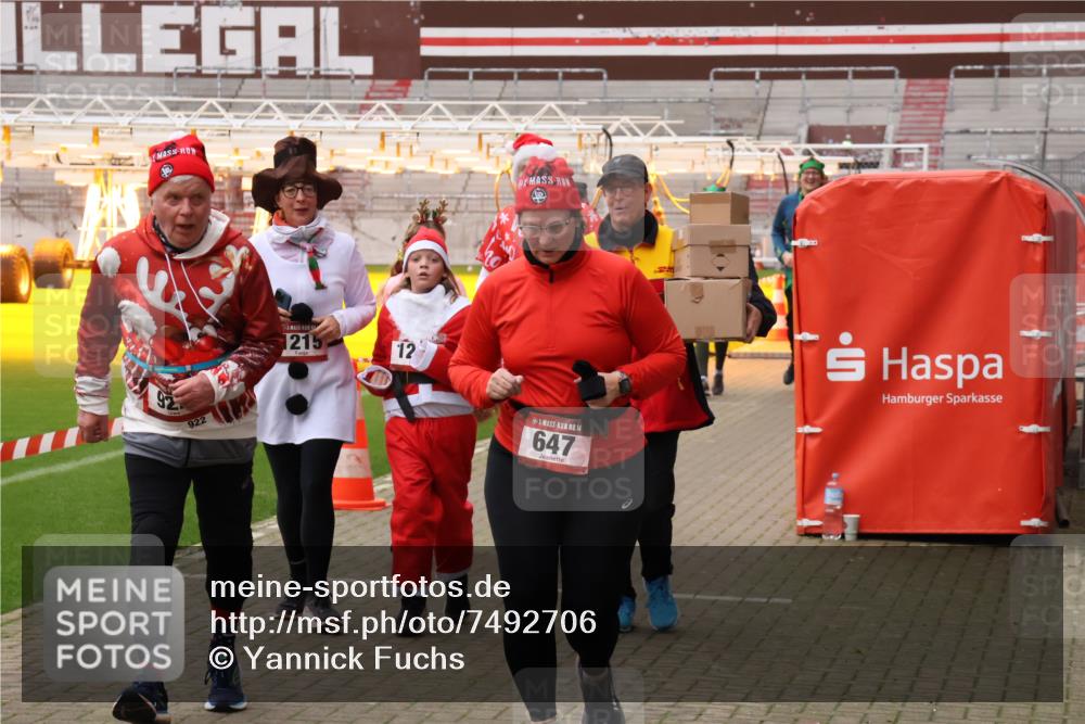 08.12.2024 - St. Pauli X-Mass-Run No. 14 Yannick Fuchs http://msf.ph/oto/7492706 08.12.2024 10:45:23 Ziel 489, 501, 647, 914, 922, 984, 1215, 1217, 1225, 1229, 2649, 2651 meine-sportfotos.de