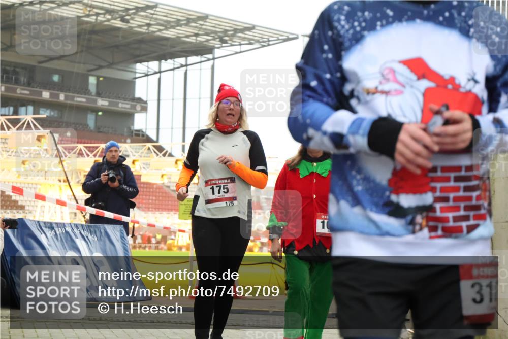 08.12.2024 - St. Pauli X-Mass-Run No. 14 H.Heesch http://msf.ph/oto/7492709 08.12.2024 10:06:17 Ziel 751, 932, 1178, 1243, 1605, 1643, 1650, 2077, 2306, 2308, 2344, 2435, 2603, 2908, 3114, 3115, 3118, 3184, 3302, 65, 175, 1068, 1243, 2474, 3006, 3184 meine-sportfotos.de