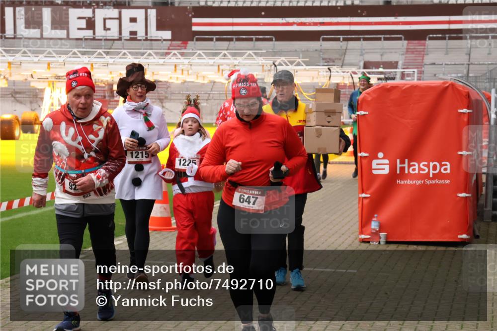 08.12.2024 - St. Pauli X-Mass-Run No. 14 Yannick Fuchs http://msf.ph/oto/7492710 08.12.2024 10:45:24 Ziel 489, 501, 647, 914, 922, 984, 1215, 1217, 1225, 1229, 2649, 2651 meine-sportfotos.de